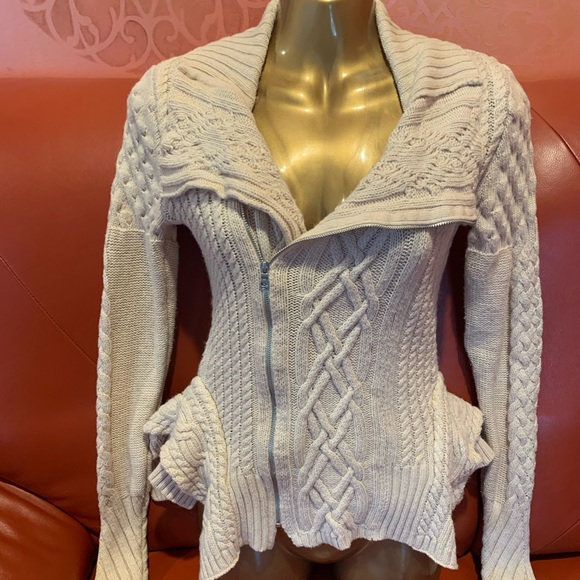 Beautiful warm sweater - Picture 1 of 14